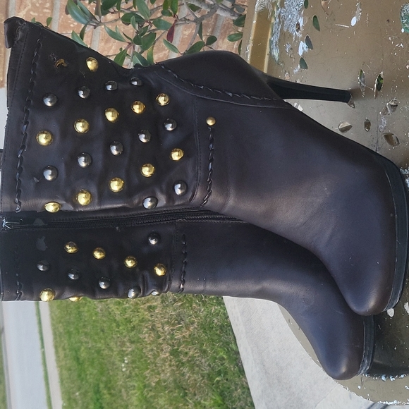 Shoes - Picture 2 of 7